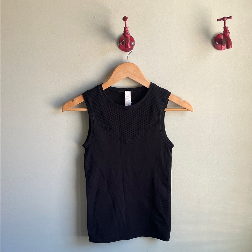 ATHLETA || Laser Cut Athletic Top Size XXS/XS
